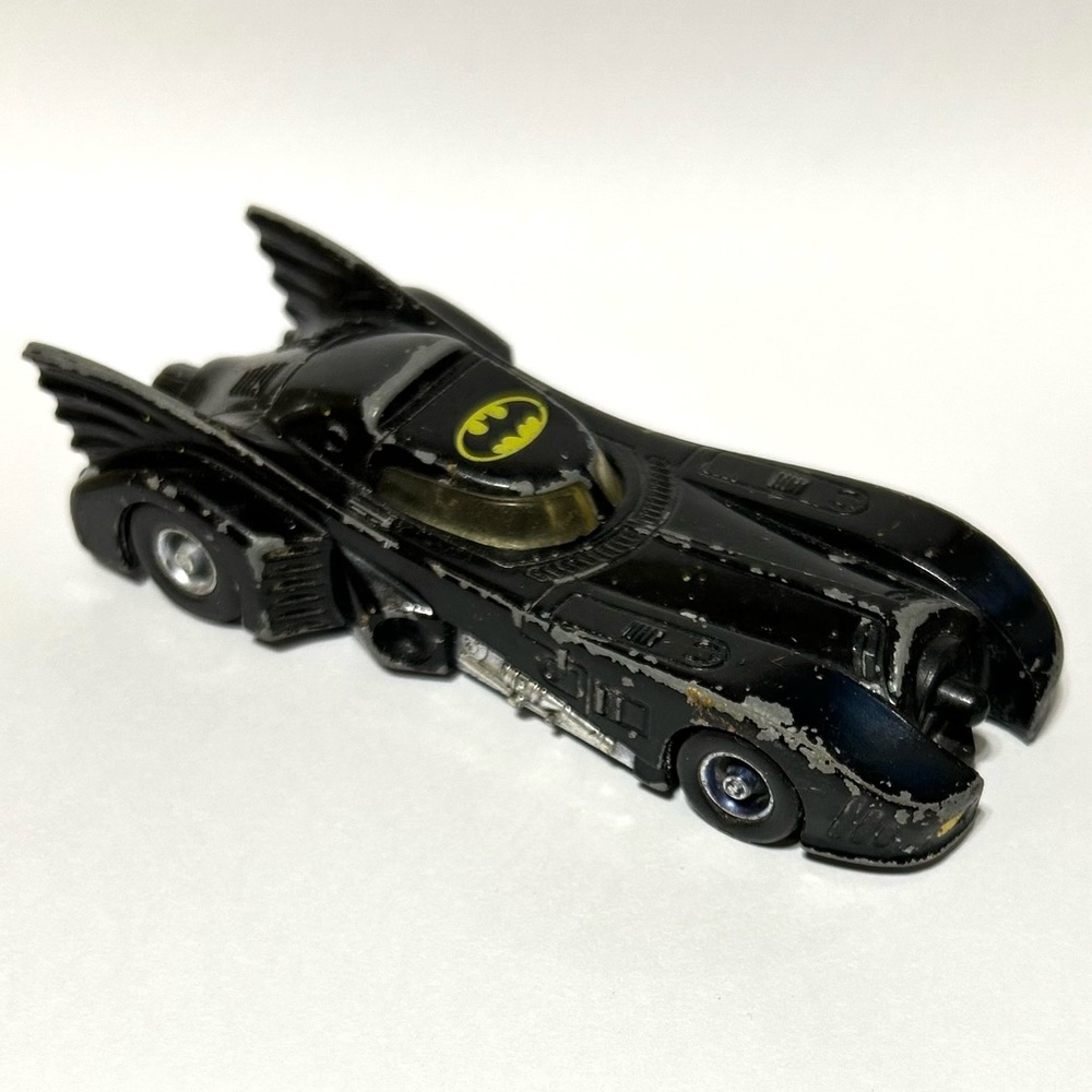 Die-cast Batmobile Vintage 1989 ERTL Batman DC Comics 1:43 Scale Keaton